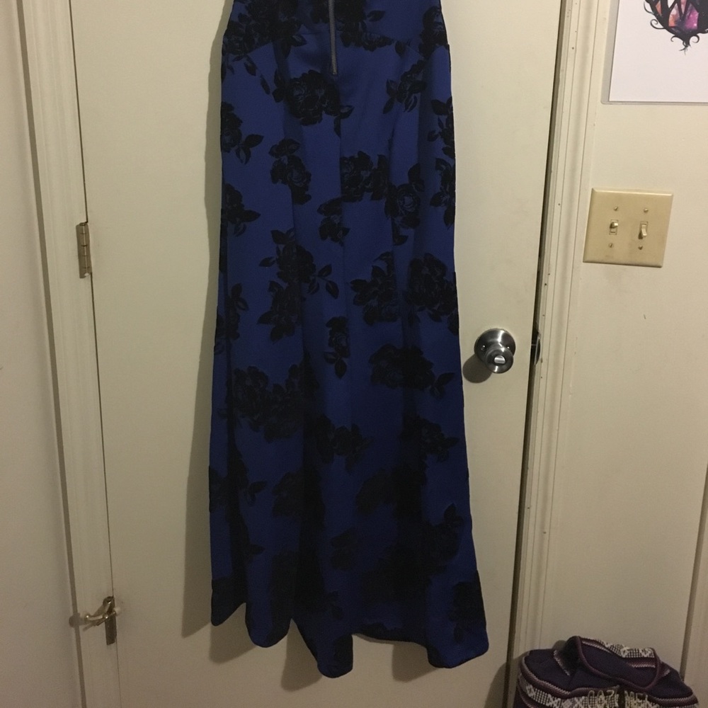 Dresses - Picture 2 of 8